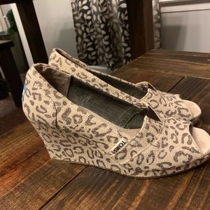 TOMS Cheetah Wedge Sz 7